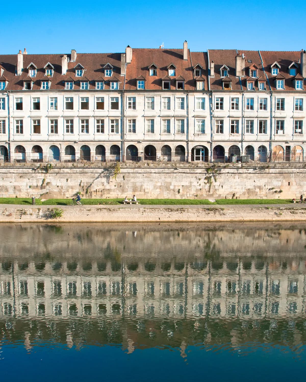 Le quai Vauban à Besançon et ses façades classiques, reflétés dans le Doubs.